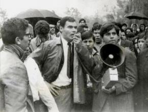 Sal Castro speaks to students at a Blowout